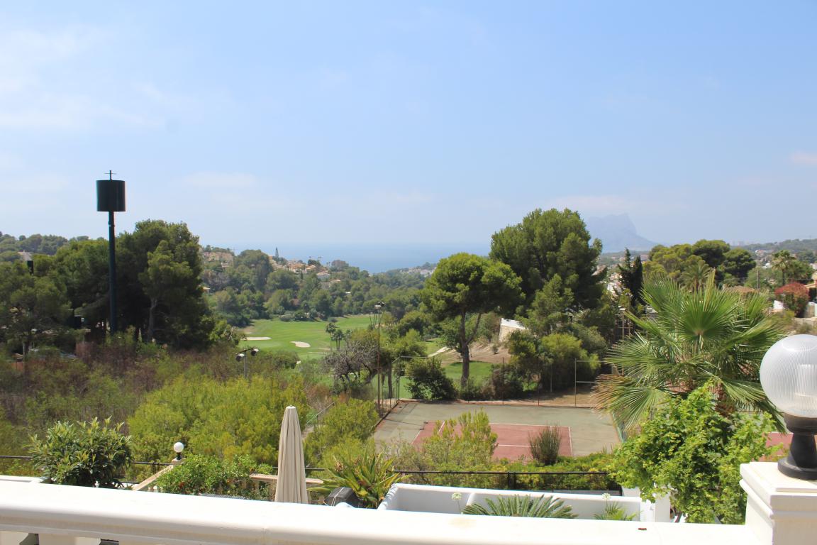 A Chance To Own A Fantastic Sea View Apartment On A Sought After Location in San Jaime Golf Moraira.